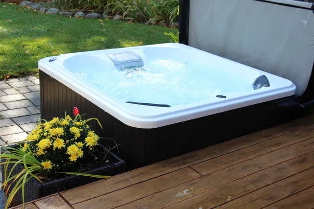 Manitoba AI Patio Spa | 4-Person 14-Jet | 172 x 154 cm
